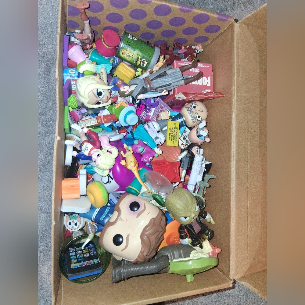 Mystery Small Toy Scoop 7-10 Pieces